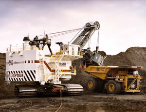 Oil sands mining at Muskeg River Mine is watched over by a mix of fixed cameras and PTZ domes, connected via IndigoVision 8000 transmitter/receiver modules.