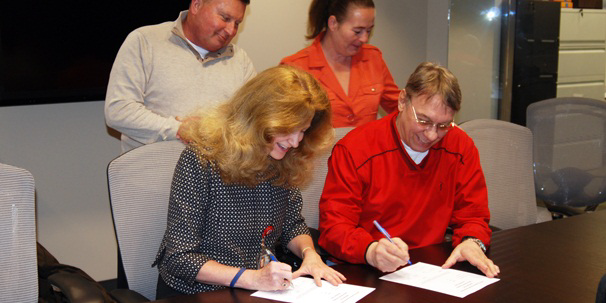 AFGE TSA Council 100 Executive Vice President Al Jackimowitz and TSA Partnership Office Director sign the new collective bargaining agreement as Council Secretary-Treasurer Dean Johnson and Council Regional Vice President 1 Stacy Bodtman look on.