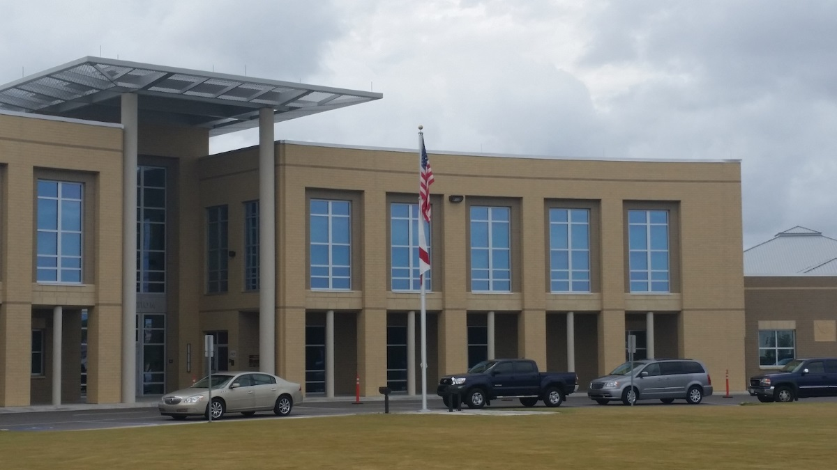 Partner United Security Alliance, certified by Geutebruck, was commissioned to secure 4 high schools and 2 middle schools at various locations.