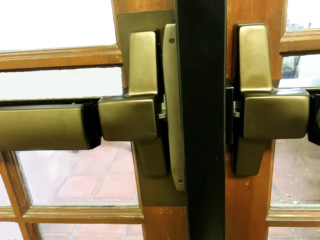 Integrators need to power electric strikes on removable mullion, but feared standard wiring would be vulnerable.