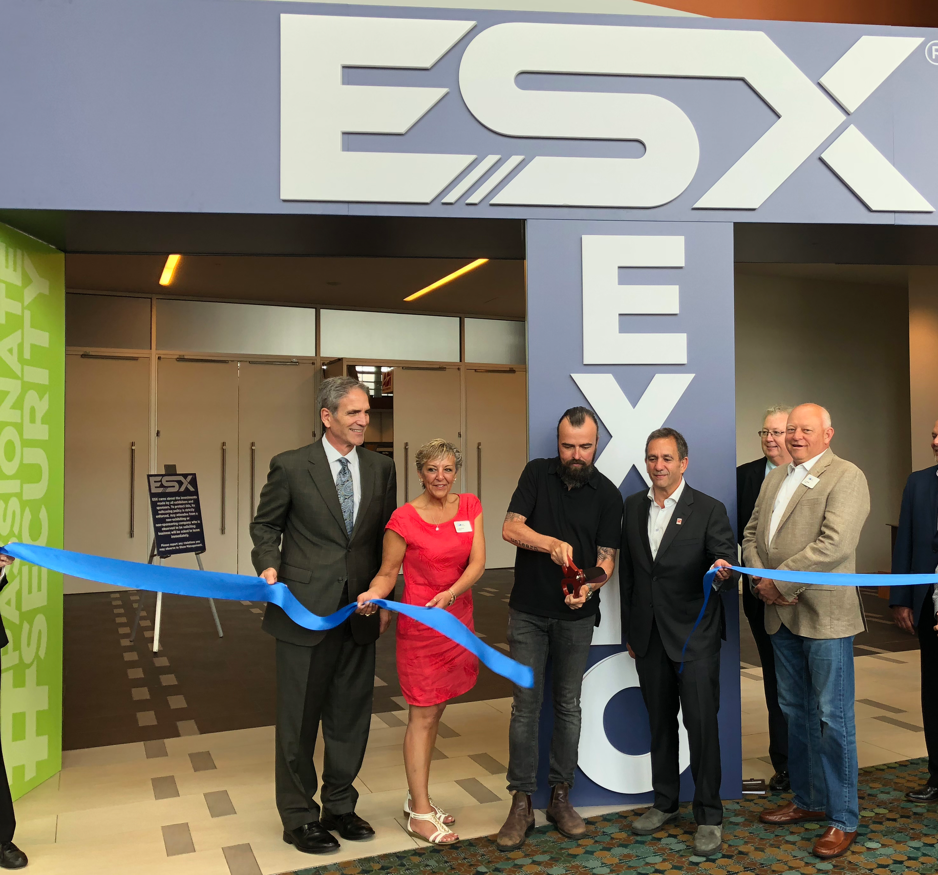 ESX keynote speaker Scott Stratten cuts the ribbon to open the expo portion of the show. He is joined by conference director George DeMarco, outgoing ESA president Angela White, current TMA president Ivan Spector, newly named ESA president Chris Mosley and TMA Executive Director Jay Hauhn.
