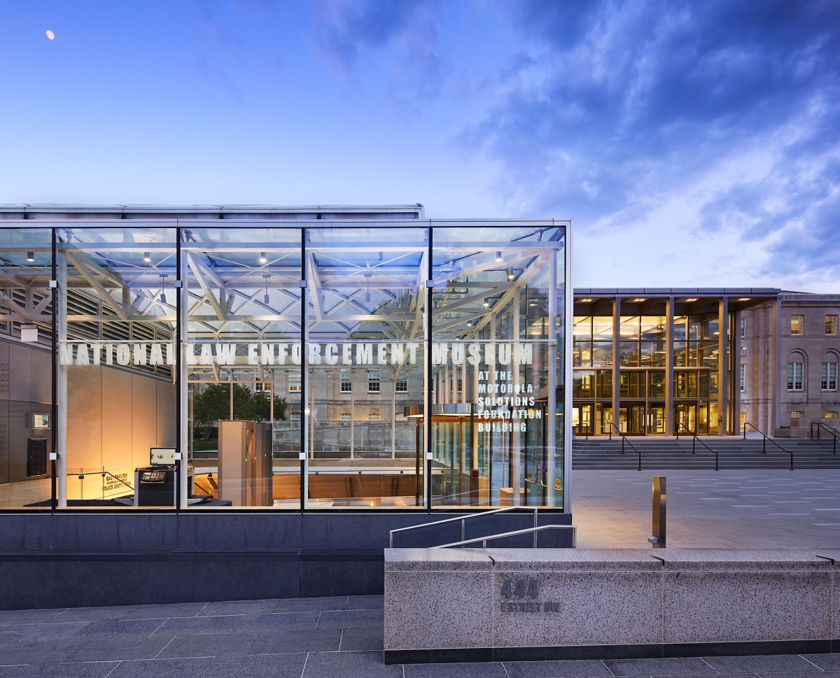 BoonAssist TQ revolving doors help staff at the National Law Enforcement Museum welcome a constant stream of visitors while saving energy.