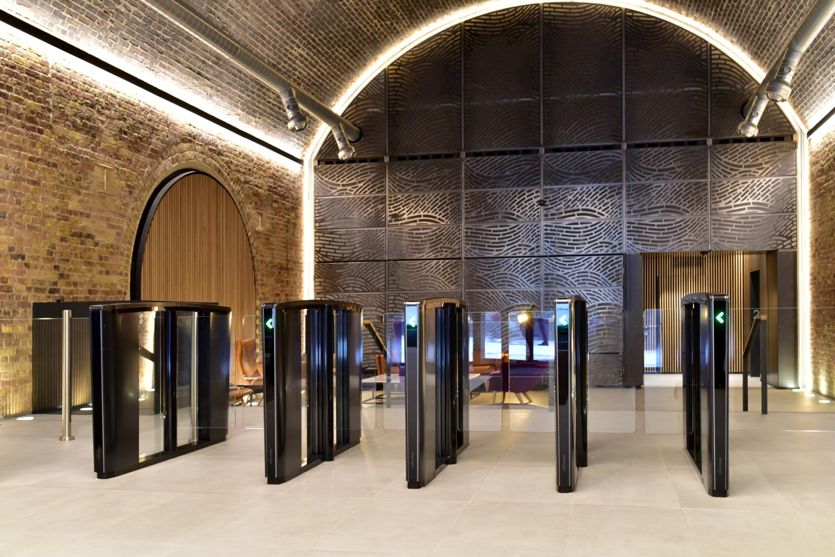The River Building, a commercial space located in London, has installed an array of slim Speedlane Swing optical turnstiles from Boon Edam to control entry.
