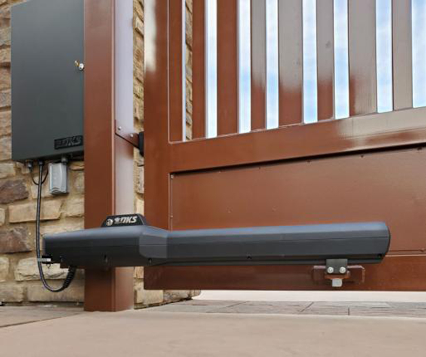 DoorKing model 6006 swing gate operator system From DoorKing, Inc