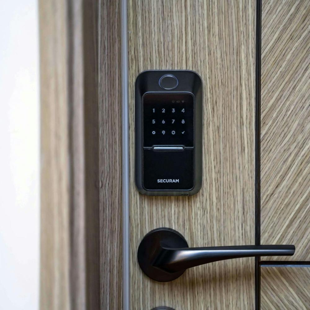 Similar to the SECURAM Touch, the SECURAM EOS allows you to easily unlock your home by using the brand’s proprietary touch-to-open technology. Similar to the SECURAM Touch, the SECURAM EOS allows you to easily unlock your home by using the brand’s proprietary touch-to-open technology.