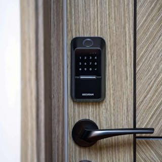 Similar to the SECURAM Touch, the SECURAM EOS allows you to easily unlock your home by using the brand’s proprietary touch-to-open technology. Similar to the SECURAM Touch, the SECURAM EOS allows you to easily unlock your home by using the brand’s proprietary touch-to-open technology.