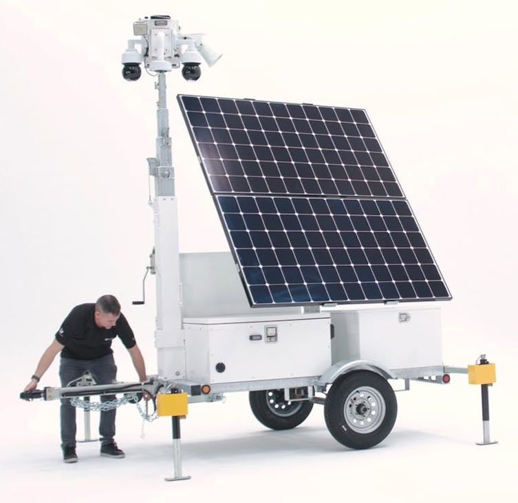 影片陣列可以傳輸到特定的外部位置，並透過太陽能供電，並由燃料電池發電機補充。
