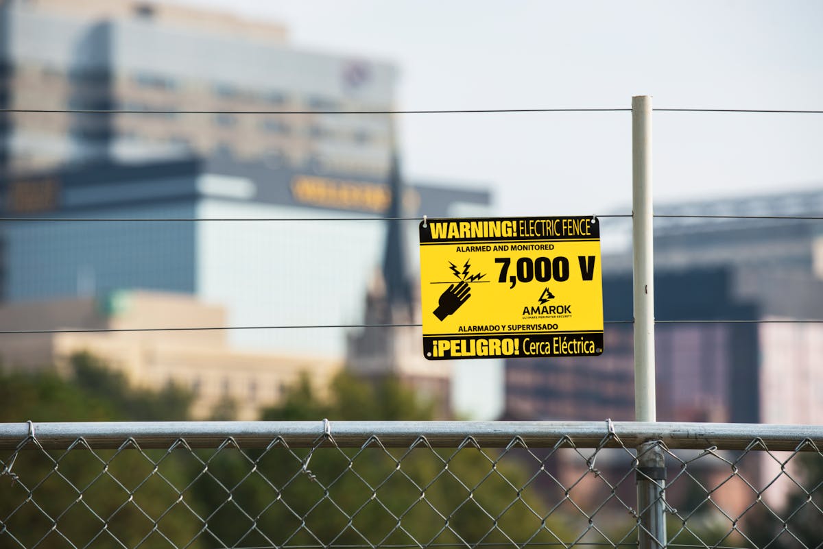 Amarok Egd Fence Warning Sign&amp;blurred Background Color (1)