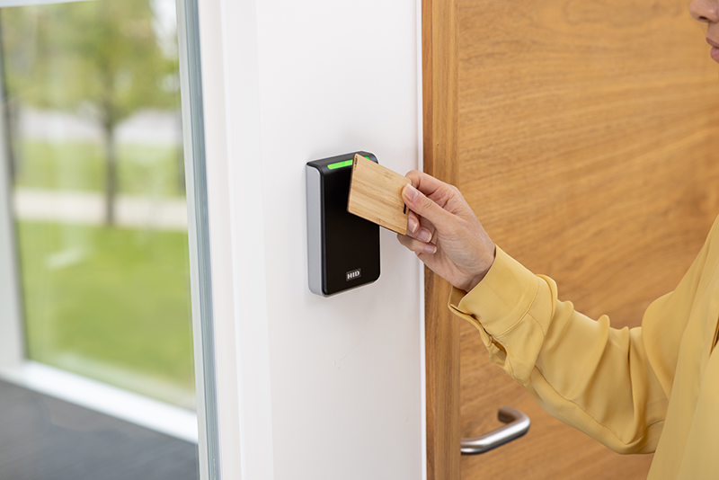 Pacs Eco Card Signo 40 Reader Female Hand 800 Px 6089 27041 64651beb34c93