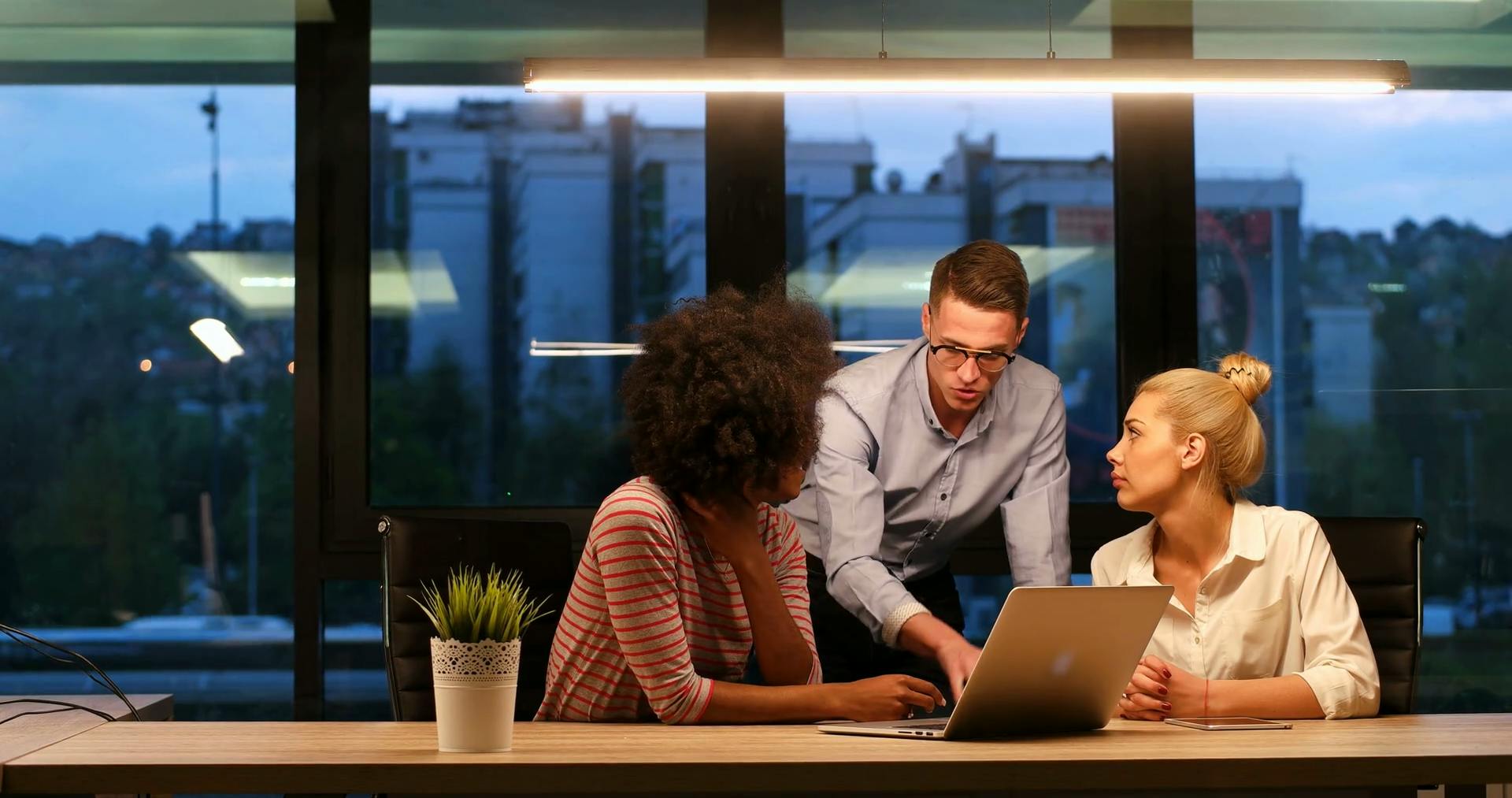 655521a00ebccf001eec4305 Videoblockscreativebusinessteammeetinghappypeoplew