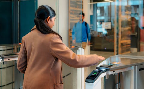 amazononeenterprise_aoe_womanenteringoffice_medium