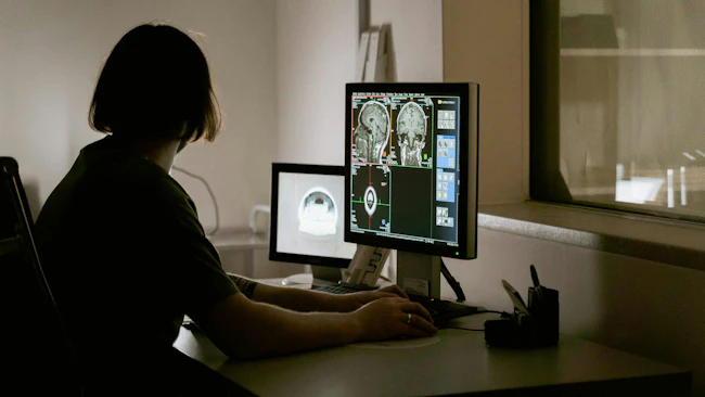 doctorreviewingmedicalimaging