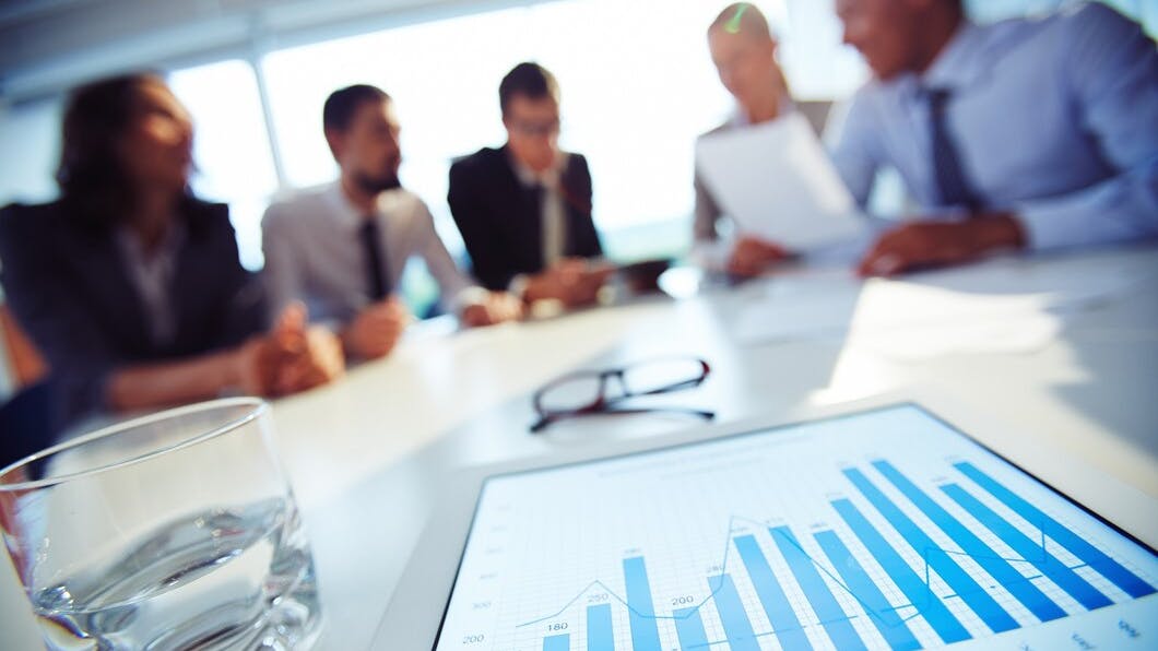 closeupglasswatertabletwithexecutivesbackground_10