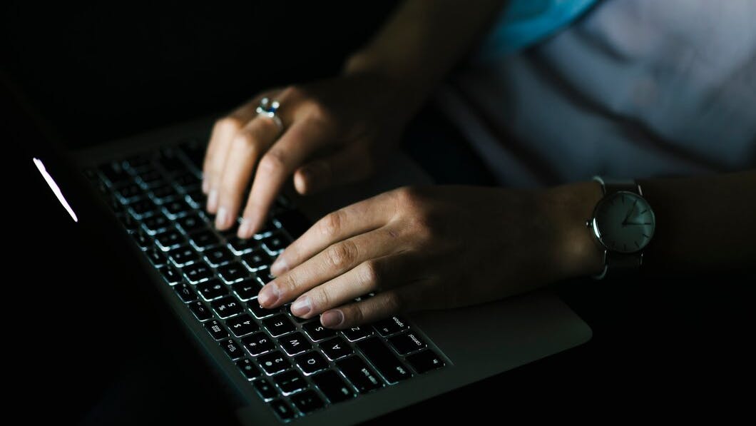 6787f6fe9e954942c5ad0b96 Cropwomanusinglaptopdarkroom 232147802042