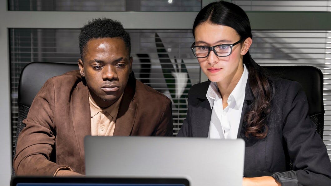 678815ef35f7f40f28bac6a4 Businessteammatesworkinglate 232148991284