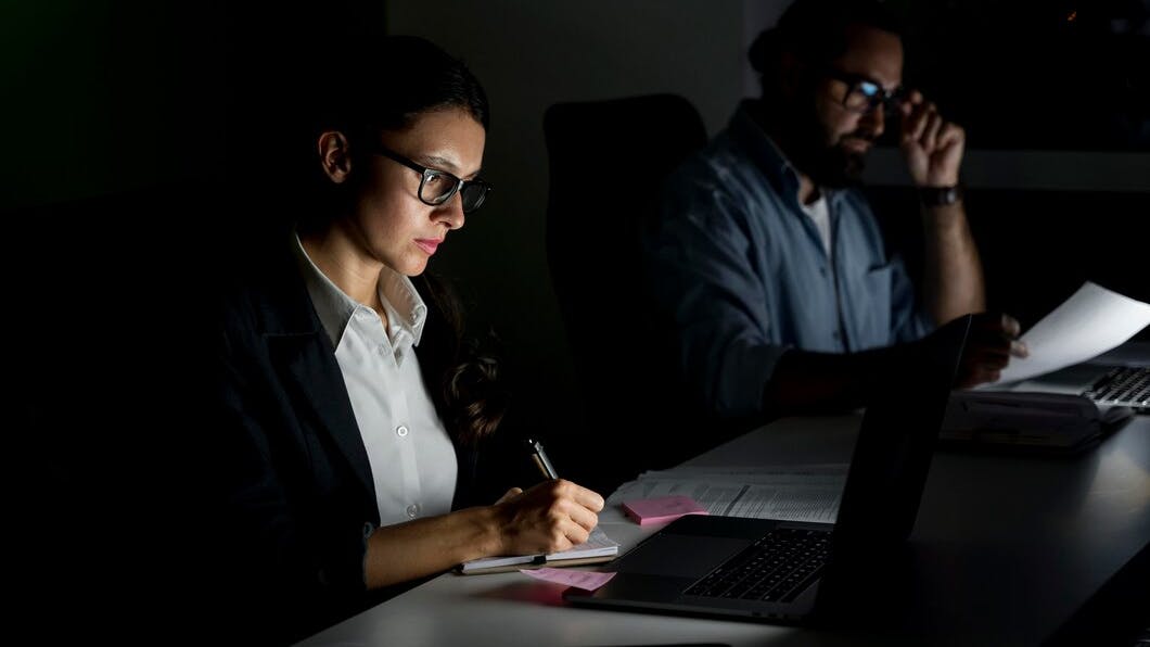 6797a6c3508f7b8e1771be74 Businessteammatesworkinglate 232148991316