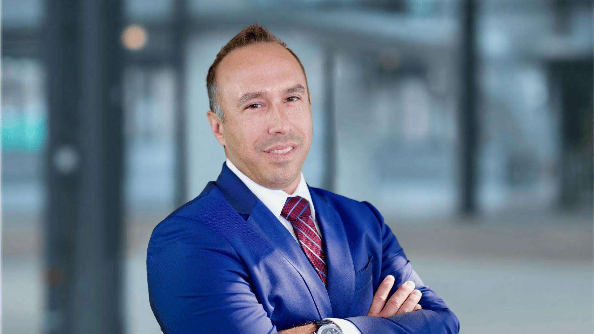 67c73573b31e6f59e5094150 Benbrydgesarmsfoldedleftexecbkgd