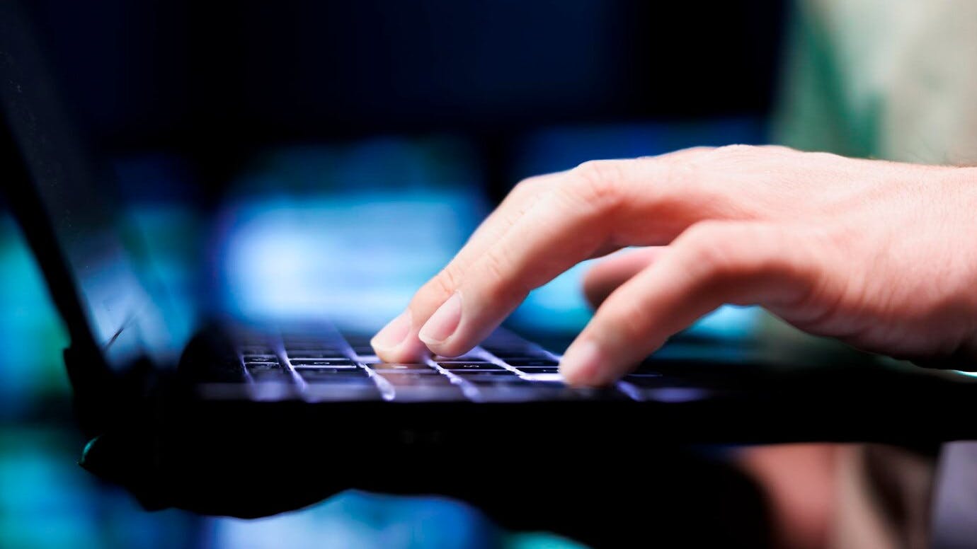 67c776017a4aa26da65bf66c Expertserverfarmusinglaptopworkwithessentialdatatr