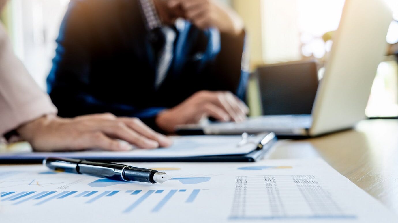 67ffd2ea7a357732cee2764f Teamworkprocessyoungbusinessmanagerscrewworkingwit