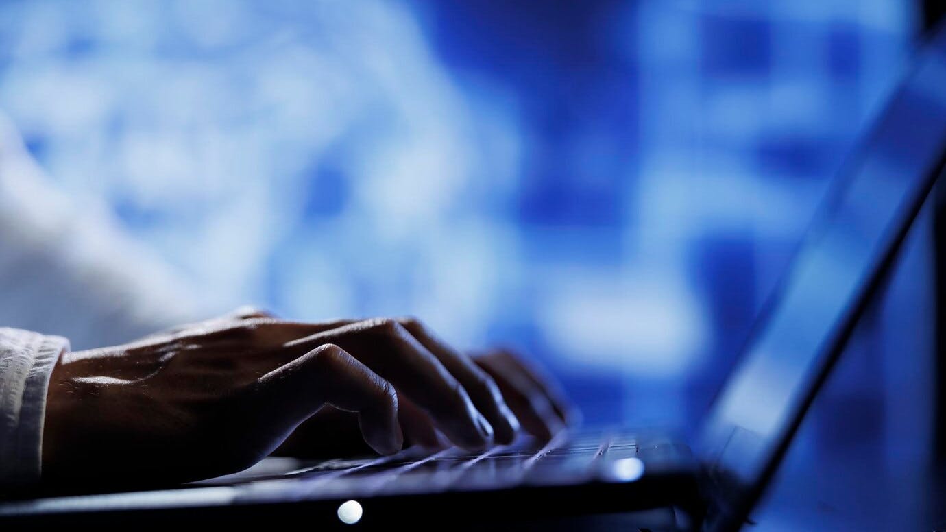 6807d5e492fc3df79f9d7d51 Computeroperatorusinglaptopmaintenanceartificialin