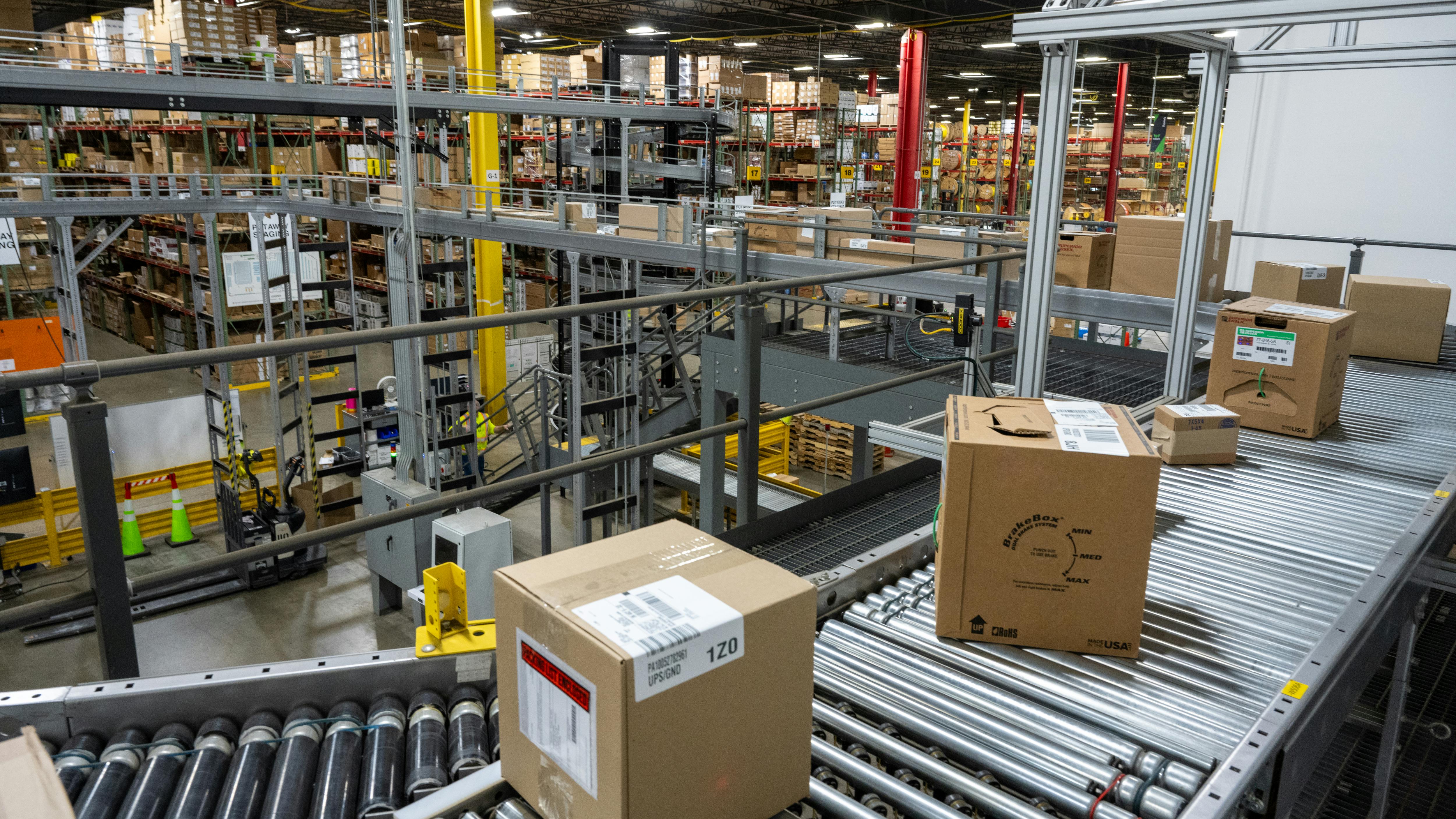 wesco_alsip_pickmodconveyor_to_trucks