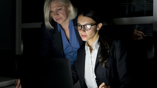 68e81daced0a5709400fd2e0 Businessteammatesworkinglate